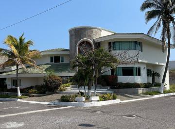 Casa · 664m² · 4 Recámaras · 4 Estacionamientos · Venta de Fabulosa Casa en Fracc. Costa de Oro Boca del Rio Ver.