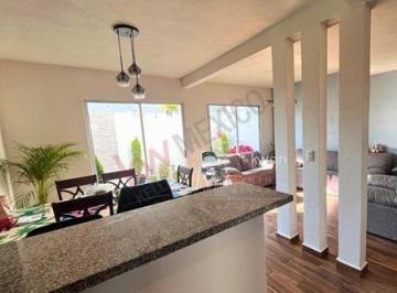 Casa · 134m² · 3 Recámaras · Casa en Venta - Iluminada y Espaciosa con 3 Pisos y un Pequeño Jardín.