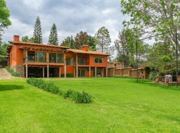 Casa · 489m² · 4 Recámaras · 4 Estacionamientos · Hermosa Casa en Centro de Tapalpa