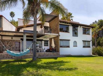 Casa · 531m² · 3 Recámaras · 2 Estacionamientos · 3 Recámaras | 4.5 Baños | 680 m² de Terreno | Jacuzzi | Family Room