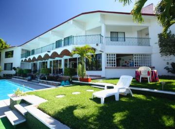 Casa · 700m² · 10 Recámaras · 10 Estacionamientos · Casa Para Familia Grande en Tequesquitengo