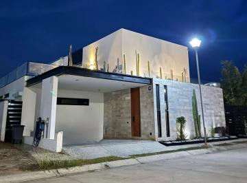 Casa · 250m² · 3 Recámaras · 2 Estacionamientos · Casa en Renta Anual en Altabrisa Residencial, Cerritos