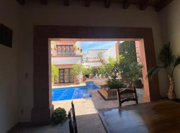 Casa de 4 habitaciones, Querétaro · Casa de 1 Piso con Alberca en Venta en Pleno Centro Histórico de Querétaro