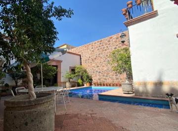 Casa de 4 habitaciones, Querétaro · Casa de 1 Piso con Alberca en Venta en Pleno Centro Histórico de Querétaro