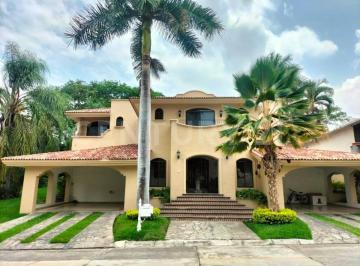 Casa · 590m² · 4 Recámaras · 2 Estacionamientos · Casa en Venta en Parque Royal, Colima, Col.