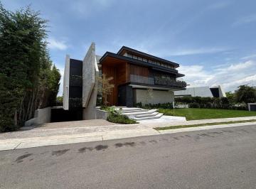 Casa en condominio · 913m² · 4 Recámaras · 7 Estacionamientos · Casa en Venta en El Campanario en Querétaro