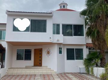 Casa · 292m² · 3 Recámaras · 3 Estacionamientos · Excelente Casa en Venta, Cumbres del Lago, Queretaro, Queretaro