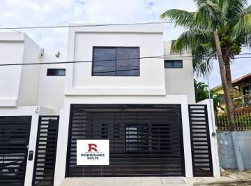 Casa en Venta de 3 habitaciones El Morro las Colonias · A Sólo 3 Calles del Mar. con Amplio Jardín y 3 Recámaras Cada Una con Baño. Col. El Morro.