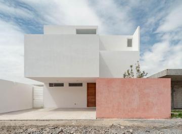 Casa · 246m² · 4 Recámaras · 2 Estacionamientos · Residencia Camino Viejo, Cacalomacan.