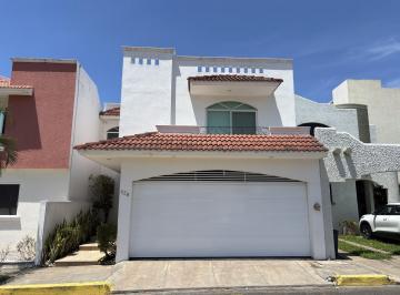 Casa · 300m² · 3 Recámaras · 2 Estacionamientos · Casa en Venta en Blvd Principal en Playas del Conchal