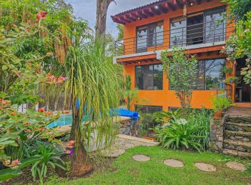 Casa · 230m² · 3 Recámaras · 1 Estacionamiento · Casa Amueblada en Venta con Jardin y Jacuzzi en Valle de Bravo