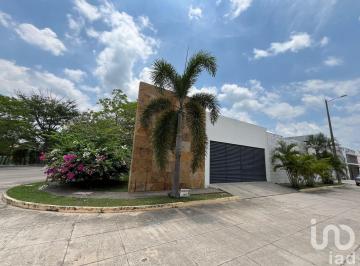 Casa · 314m² · 3 Recámaras · 2 Estacionamientos · Casa en Renta en Residencial El Country con Alberca Propia y en Esquina