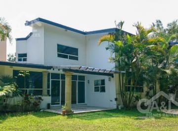 Casa · 457m² · 4 Recámaras · 3 Estacionamientos · Residencia Campestre en Venta Ubicada en Fraccionamiento Privado Tres Pasos