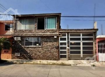 Casa · 250m² · 3 Recámaras · 3 Estacionamientos · Casa en Venta con Recamara Planta Baja Jacarandas
