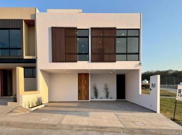 Casa · 268m² · 3 Recámaras · 2 Estacionamientos · Casa en Venta en Fraccionamiento Lomas del Dorado