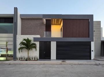 Casa de 3 habitaciones, Medellín · Casa en Venta en Las Palmas / con Alberca y Terraza