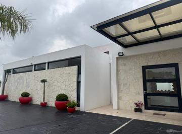 Casa · 883m² · 6 Recámaras · 10 Estacionamientos · Residencia en Venta de un Piso en Balcones de Juriquilla