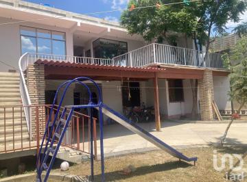 Casa · 326m² · 6 Recámaras · 2 Estacionamientos · Casa con Departamento en Venta en El Rosario, Oaxaca, Cerca de La Urse y Aurrera
