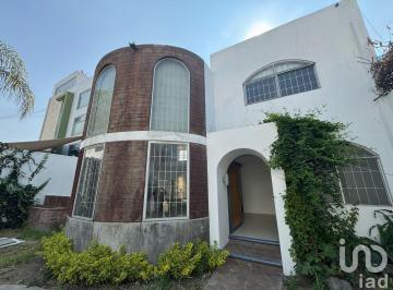 Casa · 200m² · 3 Recámaras · 2 Estacionamientos · Casa en Venta en Santa Cruz Buenavista, Puebla
