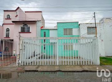 Casa · 95m² · 3 Recámaras · 2 Estacionamientos · Casa en Renta Amueblada en La Joya Queretaro