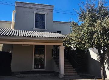 Casa · 242m² · 3 Recámaras · 2 Estacionamientos · Se Vende Casa en Lomas del Santuario