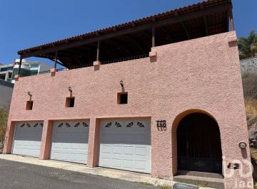 Casa · 547m² · 3 Recámaras · 4 Estacionamientos · Casa en Venta con Vista Panorámica a Los Arcos y Ciudad de Querétaro
