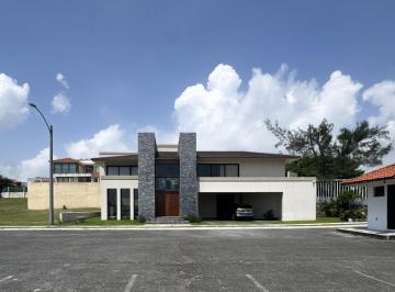 Casa · 400m² · 2 Recámaras · 2 Estacionamientos · Casa con Paneles y Alberca en Venta en Vista Bella