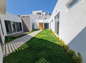 Casa · 230m² · 3 Recámaras · 2 Estacionamientos · Casa - Fraccionamiento Real de Juriquilla