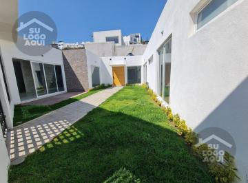 Casa · 230m² · 3 Recámaras · 2 Estacionamientos · Casa - Fraccionamiento Real de Juriquilla
