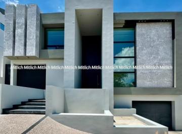 Casa · 767m² · 4 Recámaras · 6 Estacionamientos · Casa en Venta Recámara en Planta Baja y Alberca Bosques de San Francisco
