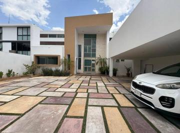 Casa · 738m² · 6 Recámaras · 4 Estacionamientos · Casa en Venta con Departamento Integrado, Benito Juarez Nte