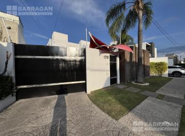 Casa · 505m² · 3 Recámaras · 6 Estacionamientos · Residencia de Lujo en con Espectacular Jardín en Juriquilla Santa Fe