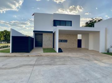 Casa de 3 habitaciones, Mérida · Casa de 3 Recámaras y Alberca, Dentro de Privada con Amenidades.