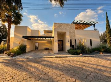 Casa · 370m² · 3 Recámaras · 2 Estacionamientos · Casa en Venta en Morillotla, San Andres Cholula Puebla