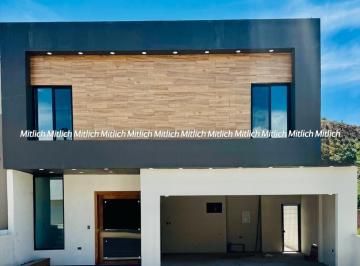 Casa · 332m² · 3 Recámaras · 2 Estacionamientos · Casa a en Venta Fracc. Bosques del Valle $7,600,000.