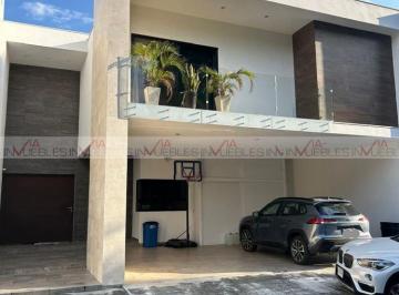 Casa · 384m² · 4 Recámaras · 3 Estacionamientos · Casa en Venta en Valle de Cristal