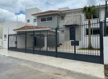 Casa · 420m² · 4 Recámaras · 4 Estacionamientos · Casa en Lomas de Gran Jardín