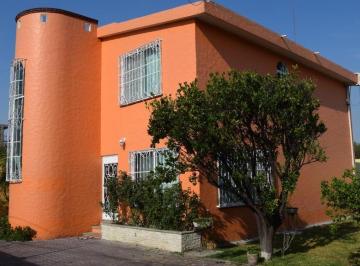 Casa · 500m² · 4 Recámaras · 5 Estacionamientos · ¿Buscas Una Casa Amplia, Cómoda y con Alberca en un Lugar Tranquilo, Pero Cerca de Todo?
