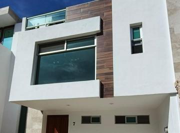 Casa · 4 Recámaras · 3 Estacionamientos · Casa en Renta