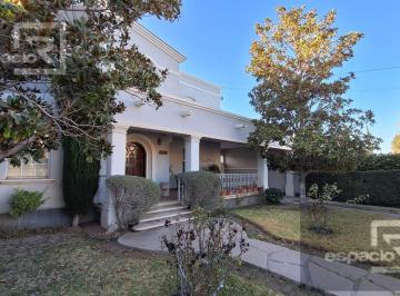 Casa · 547m² · 4 Recámaras · 10 Estacionamientos · Zarco