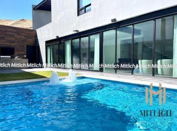 Casa · 398m² · 2 Recámaras · 2 Estacionamientos · Casa en Venta con Alberca Frente Parque Canteras $12,700,000