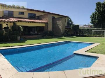 Casa · 872m² · 6 Recámaras · 2 Estacionamientos · Casa con Alberca, Fraccionamiento Residencial Ahuatepec, Cuernavaca