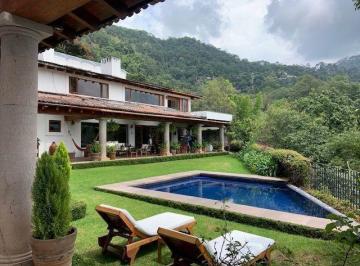 Casa · 820m² · 5 Recámaras · 6 Estacionamientos · Casa en Venta en Valle de Bravo