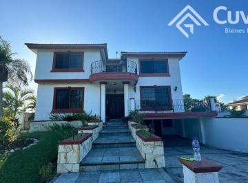 Casa · 441m² · 4 Recámaras · 4 Estacionamientos · Casa en Fraccionamiento Residencial Lagunas de Miralta