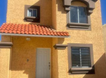 Casa · 90m² · 3 Recámaras · 2 Estacionamientos · Casa en Venta Al Sur en Fraccionamiento Versalles