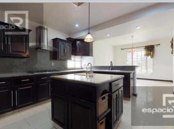 Casa · 430m² · 3 Recámaras · Casa en Venta en Puerta de Hierro con Recamara en Planta Baja