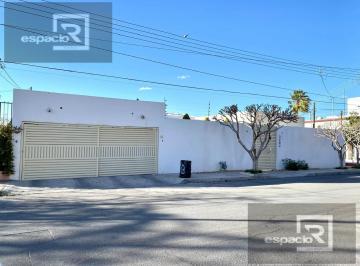 Casa · 923m² · 3 Recámaras · 3 Estacionamientos · Casa en Venta Col. Cuauhtemoc con Local y Oficina Independientes