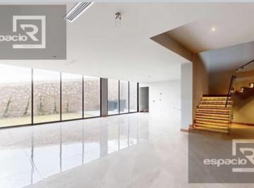 Casa · 460m² · 4 Recámaras · Casa en Venta con Cuarto de Servicio Zona Valles