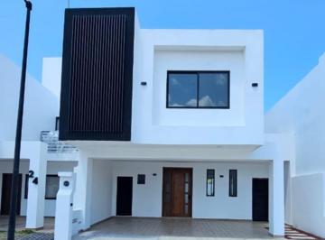 Casa · 200m² · 3 Recámaras · 2 Estacionamientos · Bonita Casa en Venta en Real Campestre