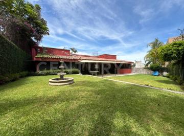 Casa · 321m² · 5 Recámaras · 2 Estacionamientos · Casa de Una Sola Planta, 5 Recámaras y Jardín, Av Subida a Chalma, Cuernavaca